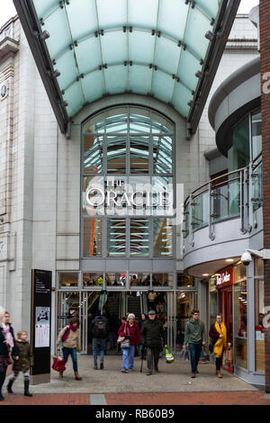 Ein Eingang von der Broad Street in die Oracle Shopping Centre in Reading, Berkshire, Großbritannien Stockfoto