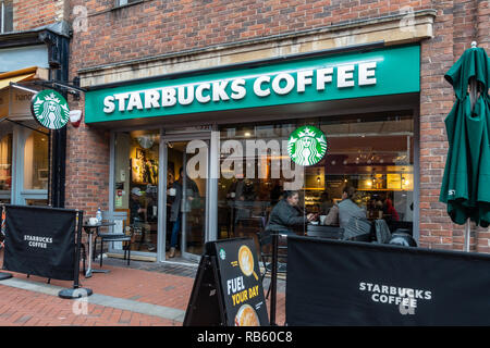 Der Starbucks Coffee Shop in der Buttermarket, Reading, Berkshire, Großbritannien. Stockfoto