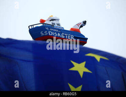 Ein Spielzeug Boot statt aloft durch Anti-Brexit protester Steve Bray außerhalb des Parlaments in Westminster, London. Stockfoto