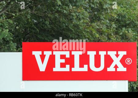 Ostbirk, Dänemark - 5 September, 2015: Velux Logo am Eingang der Fabrik. Velux ist ein dänisches Unternehmen, das sich auf die Fenster und Oberlichter spezialisiert. Stockfoto