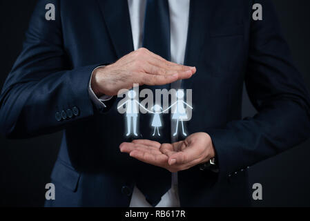 Familie, die Hände halten in der Hand des Menschen. zum Schutz der Familie Konzept. Stockfoto