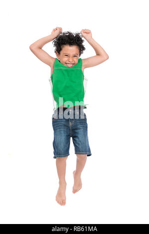 Eine junge aktive Happy Boy springen in die Luft isoliert auf weißem Hintergrund Stockfoto