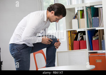 Menschen leiden unter Knieschmerzen. Stockfoto