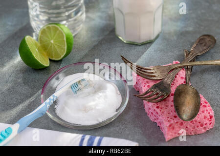Natron, Zitrone mit Schwamm und Tuch für ein effektives und sicheres Haus Reinigung Stockfoto