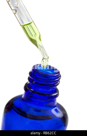 Ätherisches Öl Hautpflege und alternative Medizin. Ätherisches Öl fallen von der Pipette in die Flasche. Stockfoto