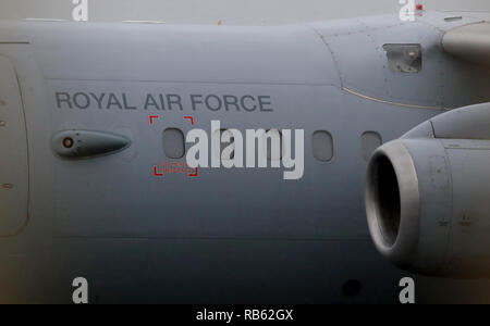 Die Royal Air Force Flugzeug mit Premierminister Theresa May verlässt Liverpool John Lennon Airport nach ihrem Besuch zu den Stationen am Alder Hey Children's Hospital, Liverpool, wo Sie die NHS langfristigen Plan gestartet. Stockfoto