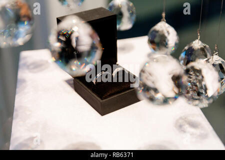 Trauringe in einem schwarzen Schmuck box Stockfoto