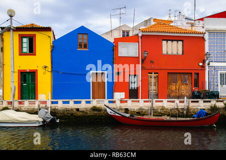 Aveiro, bunte Häuser in der Nähe des Flusses Stockfoto