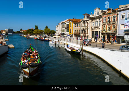 Aveiro, Portugal - September 01, 2017: Moliceiro Boot schlendern Touristen durch die Ria Aveiro, Portugal. Stockfoto