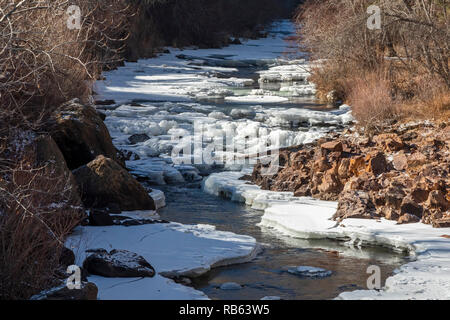 Golden Colorado - Clear Creek, teilweise im Winter eingefroren. Der Bach fließt von der Continental in den Rocky Mountains durch Clear Creek Cany Teilen Stockfoto