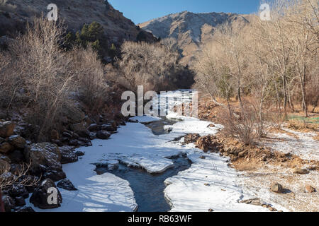 Golden Colorado - Clear Creek, teilweise im Winter eingefroren. Der Bach fließt von der Continental in den Rocky Mountains durch Clear Creek Cany Teilen Stockfoto