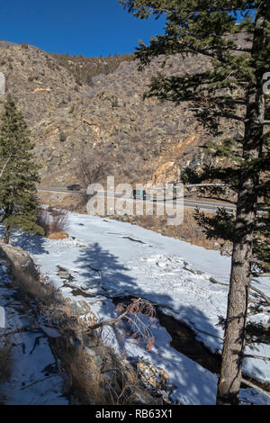 Idaho Springs, Colorado - Clear Creek, teilweise im Winter gefroren, fließt entlang der Autobahn 6 bis Clear Creek Canyon. Der Bach fließt von der Conti Stockfoto