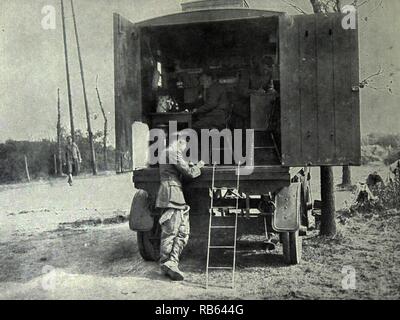 Foto von einem Telefon Lkw exchange während einer Beobachtung, während des Ersten Weltkrieges, auf dem Britischen Westfront in Frankreich. Vom 1917 Stockfoto
