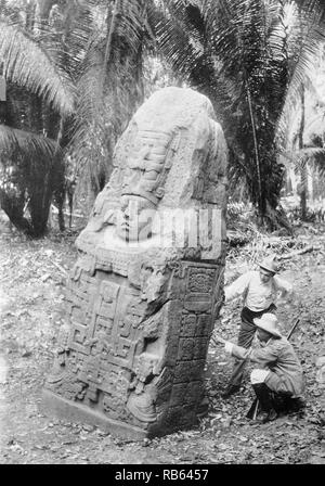 Foto von der Stele in Quirigua. Guatemala. Stele für die Königin von Quirigua. An den Seiten sind Hieroglyphen der Maya Manuskripte gesehen. Vom 900 AD (Photograpgh datiert 1915). Stockfoto