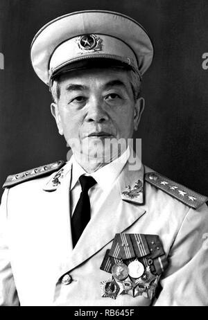 Vo Nguyen Giap (1911 - vom 4. Oktober 2013) Allgemein in der vietnamesischen Volksarmee und Politiker. Er zuerst zum Vorsprung wuchs während des Zweiten Weltkriegs, wo er als militärischer Führer der Viet Minh Widerstand gegen die japanische Besatzung Vietnam serviert. Giap war einer der wichtigsten Befehlshaber in zwei Kriegen: Der erste Indochina Krieg (1946-54) und der Vietnam Krieg (1954-1975). Er beteiligte sich an der folgenden historisch bedeutenden Schlachten: Lang Son (1950), Hoa Binh (1951-52), Dien Bien Phu (1954), der Tet-offensive (1968), die Ostern Offensive (1972), und der abschließende Ho Chi Minh Kampagne (1975). Stockfoto