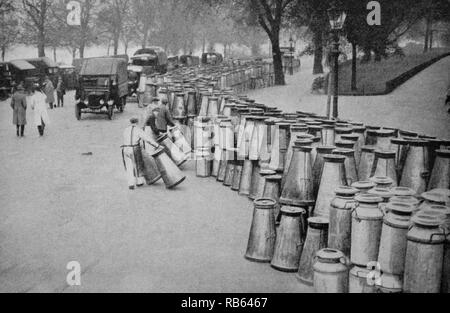 Foto von Milchkannen während The Great Strike von Hyde Park, Hyde Park übermittelt werden. Datiert 1926 Stockfoto