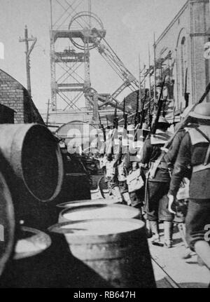 Britische Marines begeben Sie sich in einem Hafen für den Krieg in Europa. Erster Weltkrieg Stockfoto