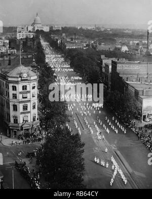 Foto von einem Ku Klux Klan Parade an der Pennsylvania Avenue, Washington D.C. mit dem US Capitol Gebäude im Hintergrund. Vom 1926 Stockfoto