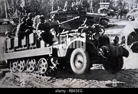 Weltkrieg: Deutsche Armee Postkarte zeigt die Vorauszahlung eines motorisierten Spalte in Russland. 1942 Stockfoto