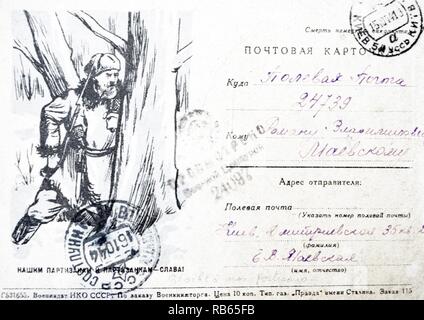 Zweiter Weltkrieg: Russische Vaterlandskrieg Ansichtskarte mit russischen Soldaten versteckt sich hinter einem Baum warten auf den Feind schießen Stockfoto