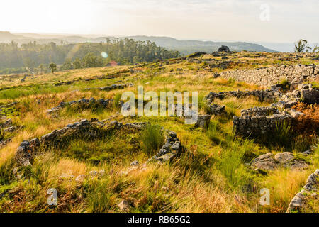 Paços de Ferreira, Portugal - Oktober 19, 2014: Citânia de Sanfins, auf einem Plateau gelegen, in einen Gipfel Position, es gab eine große Sicherheit gegen Stockfoto