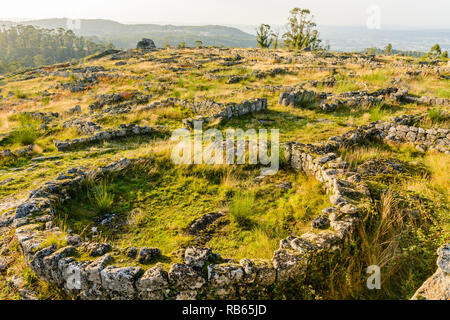 Paços de Ferreira, Portugal - Oktober 19, 2014: Citânia de Sanfins, auf einem Plateau gelegen, in einen Gipfel Position, es gab eine große Sicherheit gegen Stockfoto