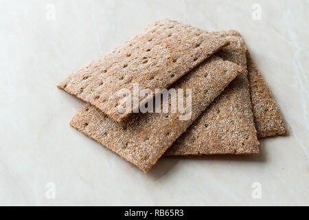 Roggen Knäckebrot mit Sauerteig/Müsli Crunchy Mehrkorn Brot getreide Leinsamen Protein Bar für Training. Stockfoto