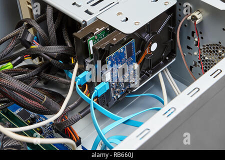 Ein zerlegtes Systemeinheit mit HDD und blaue SATA-Datenkabel. Stockfoto