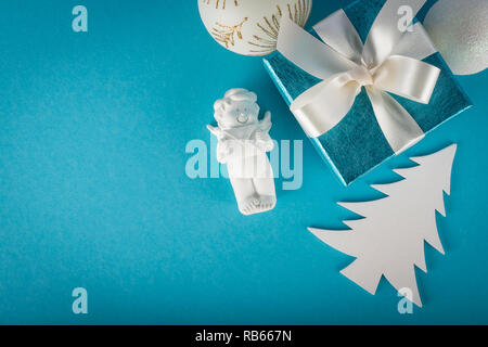 Weiße Weihnachten Dekorationen auf blauem Hintergrund Stockfoto