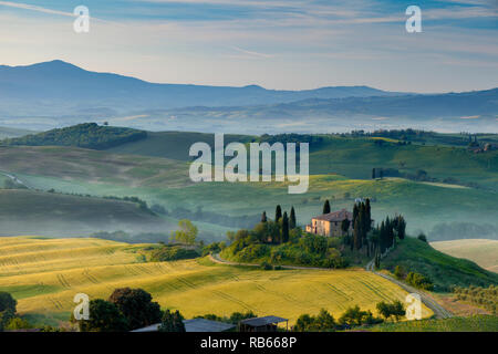 Über Podere Belvedere und der toskanischen Landschaft in der Nähe von San Quirico d'Orcia, Toskana, Italien Dawn Stockfoto