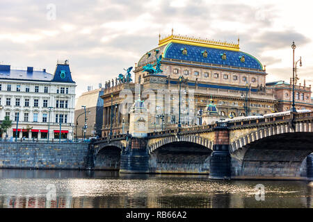 Prag Nationaltheater und Legion Brücke, Tschechische Republik Stockfoto