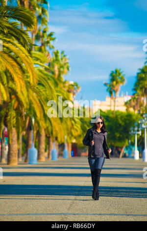 Kaukasische Weibliche Model posiert für Bilder bei den Touristen Reiseziel Barcelona, Spanien. Barcelona ist als künstlerische Stadt im Osten bekannt. Stockfoto