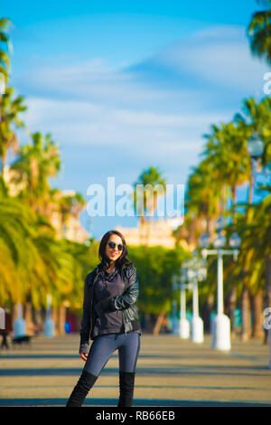 Kaukasische Weibliche Model posiert für Bilder bei den Touristen Reiseziel Barcelona, Spanien. Barcelona ist als künstlerische Stadt im Osten bekannt. Stockfoto