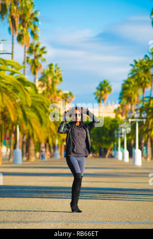 Kaukasische Weibliche Model posiert für Bilder bei den Touristen Reiseziel Barcelona, Spanien. Barcelona ist als künstlerische Stadt im Osten bekannt. Stockfoto