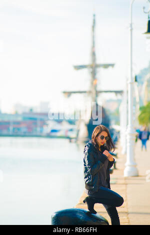 Kaukasische Weibliche Model posiert für Bilder bei den Touristen Reiseziel Barcelona, Spanien. Barcelona ist als künstlerische Stadt im Osten bekannt. Stockfoto