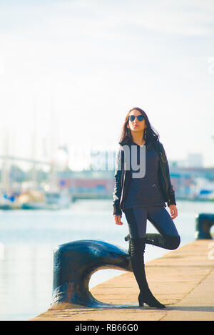Kaukasische Weibliche Model posiert für Bilder bei den Touristen Reiseziel Barcelona, Spanien. Barcelona ist als künstlerische Stadt im Osten bekannt. Stockfoto