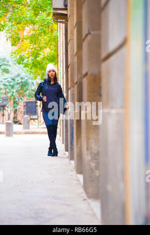 Kaukasische Weibliche Model posiert für Bilder bei den Touristen Reiseziel Barcelona, Spanien. Barcelona ist als künstlerische Stadt im Osten bekannt. Stockfoto