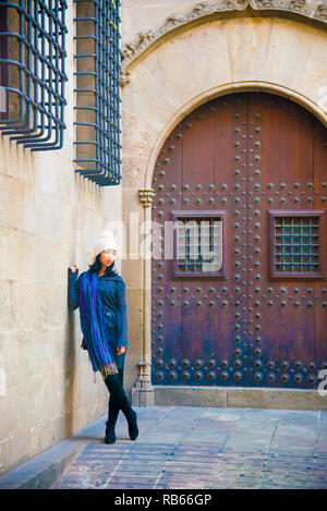 Kaukasische Weibliche Model posiert für Bilder bei den Touristen Reiseziel Barcelona, Spanien. Barcelona ist als künstlerische Stadt im Osten bekannt. Stockfoto