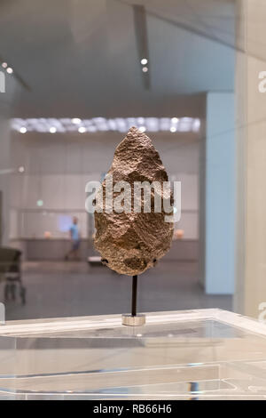 Braun Feuerstein Pfeilspitze angezeigt im Louvre Abu Dhabi Stockfoto