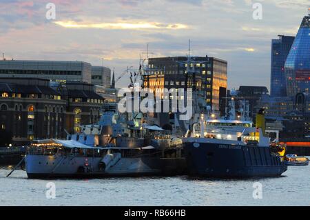 RV' CEFAS Endeavour' neben HMS Belfast, von der Tower Bridge fotografiert festgemacht, auf der Themse, London, UK. Stockfoto