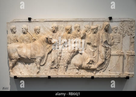 Fragment eines architektonischen Relief zeigt ein Ritual opfern, Roman Empire (Italien, Rom, 15.-16. CE) auf der Anzeige im Louvre Abu Dhabi, VAE Stockfoto