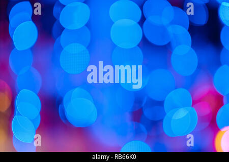 Verschwommenes Bild bunte Lichter Laternen, Urlaub neues Jahr Beleuchtung auf schwarzem Hintergrund Weihnachten Winter glitter glänzendes Licht bokeh in Regenbogenfarben. Ho Stockfoto