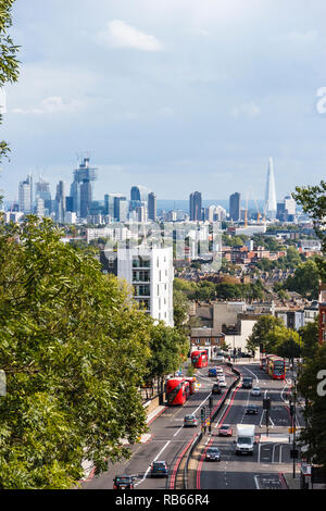 Ein Blick auf den Torbogen Straße und die Innenstadt von London in der Skyline von Hornsey Lane Bridge, Torbogen, London, UK Stockfoto