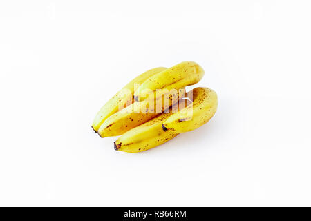 Ein Bündel von fünf leicht überreifen Bananen auf weißem Hintergrund Stockfoto