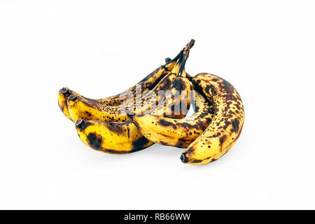 Ein Haufen sehr überreifen Bananen auf weißem Hintergrund Stockfoto