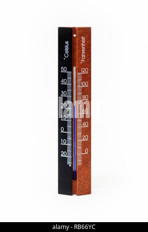 Ein standard Zimmer aus Holz Thermometer, in Grad Celsius und Grad Fahrenheit an, wobei eine Temperatur von 22 °C/70 °F Stockfoto