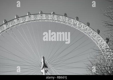 Ein schwarzer und weißer Druck auf das London Eye/Millennium Wheel in London, England. Stockfoto