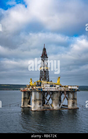 Offshore Oil Bohrplattformen im Cromarty Firth in der Nähe von Invergordon, Schottland, Großbritannien, Europa verankert. Stockfoto