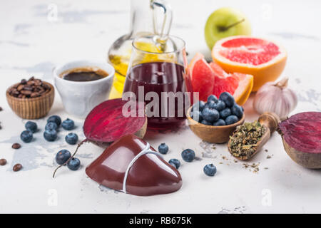 Sortiment von Lebensmitteln, die für eine gesunde Leber. Detox Ernährung nach Alkohol und über Essen. Platz kopieren Stockfoto