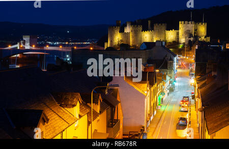 Conwy Castle bei Dämmerung, Berry Street, und die Castle Street. Bild im Januar 2019 übernommen. Stockfoto